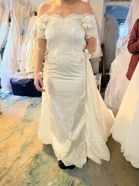 VTG 90s Jasmine Off Shoulder Wedding Dress Sz 2-4 with Removable Train (dress 6)